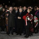 Jarosław Kaczyński odwiedził Starachowice. Prezes PiS wziął udział w mszy świętej w przededniu 5. rocznicy śmierci swojej matki Jadwigi Kaczyńskiej. Nabożeństwo odbyło się w kościele pod wezwaniem Wszystkich Świętych / Jarosław Kubalski / Radio Kielce