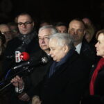 Jarosław Kaczyński odwiedził Starachowice. Prezes PiS wziął udział w mszy świętej w przededniu 5. rocznicy śmierci swojej matki Jadwigi Kaczyńskiej. Nabożeństwo odbyło się w kościele pod wezwaniem Wszystkich Świętych / Jarosław Kubalski / Radio Kielce