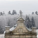 Święty Krzyż w zimowej scenerii / Jarosław Kubalski / Radio Kielce