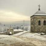 Święty Krzyż w zimowej scenerii / Jarosław Kubalski / Radio Kielce