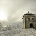 Święty Krzyż w zimowej scenerii / Jarosław Kubalski / Radio Kielce