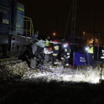 Zderzenie samochodu osobowego z lokomotywą na przejeździe kolejowym przy ulicy Biesak / Jarosław Kubalski / Radio Kielce