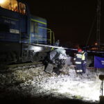 Zderzenie samochodu osobowego z lokomotywą na przejeździe kolejowym przy ulicy Biesak / Jarosław Kubalski / Radio Kielce