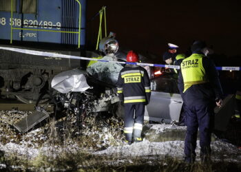 Zderzenie samochodu osobowego z lokomotywą na przejeździe kolejowym przy ulicy Biesak / Jarosław Kubalski / Radio Kielce