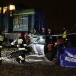 Zderzenie samochodu osobowego z lokomotywą na przejeździe kolejowym przy ulicy Biesak / Jarosław Kubalski / Radio Kielce