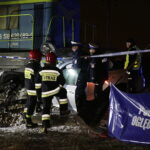 Zderzenie samochodu osobowego z lokomotywą na przejeździe kolejowym przy ulicy Biesak / Jarosław Kubalski / Radio Kielce