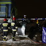 Zderzenie samochodu osobowego z lokomotywą na przejeździe kolejowym przy ulicy Biesak / Jarosław Kubalski / Radio Kielce