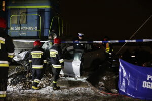 Zderzenie samochodu osobowego z lokomotywą na przejeździe kolejowym przy ulicy Biesak / Jarosław Kubalski / Radio Kielce