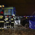 Zderzenie samochodu osobowego z lokomotywą na przejeździe kolejowym przy ulicy Biesak / Jarosław Kubalski / Radio Kielce