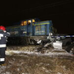 Zderzenie samochodu osobowego z lokomotywą na przejeździe kolejowym przy ulicy Biesak / Jarosław Kubalski / Radio Kielce