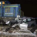 Zderzenie samochodu osobowego z lokomotywą na przejeździe kolejowym przy ulicy Biesak / Jarosław Kubalski / Radio Kielce