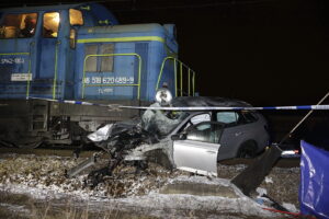 Zderzenie samochodu osobowego z lokomotywą na przejeździe kolejowym przy ulicy Biesak / Jarosław Kubalski / Radio Kielce