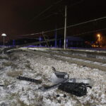 Zderzenie samochodu osobowego z lokomotywą na przejeździe kolejowym przy ulicy Biesak / Jarosław Kubalski / Radio Kielce