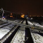 Zderzenie samochodu osobowego z lokomotywą na przejeździe kolejowym przy ulicy Biesak / Jarosław Kubalski / Radio Kielce