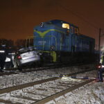 Zderzenie samochodu osobowego z lokomotywą na przejeździe kolejowym przy ulicy Biesak / Jarosław Kubalski / Radio Kielce