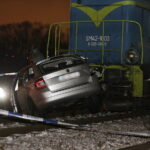 Zderzenie samochodu osobowego z lokomotywą na przejeździe kolejowym przy ulicy Biesak / Jarosław Kubalski / Radio Kielce