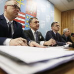 19.01.2018 Kielce. Konferencja w Urzędzie Marszałkowskim na temat koncepcji połączenia sieci kolejowej województwa świętokrzyskiego z Centralnym Portem Komunikacyjnym dla Rzeczypospolitej Polskiej. Dyrektor Arkadiusz Kubiec, wicemarszałek Jan Maćkowiak, marszałek Adam Jarubas i dyrektor Wojciech Siporski / Jarosław Kubalski / Radio Kielce