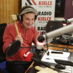 11.12.2017 Kielce. "Choinka pod choinkę". Licytacja choinki ufundowanej przez biskupa Jana Piotrowskiego. W studiu duszpasterz akademików Rafał Dudała i Kasia Ola i Weronika / Jarosław Kubalski / Radio Kielce