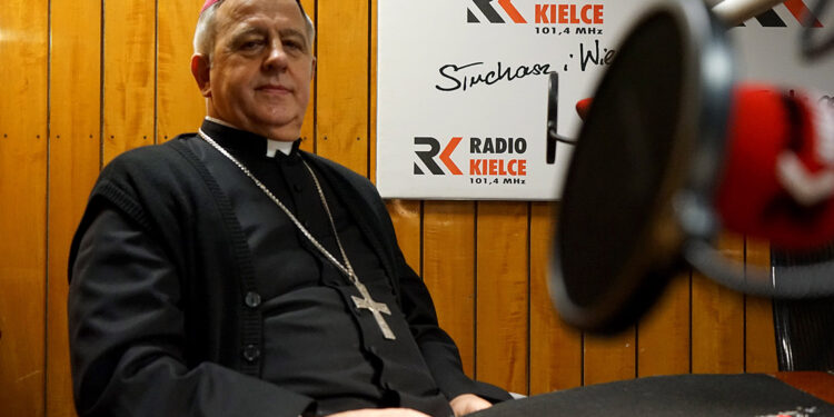 ksiądz biskup Jan Piotrowski, ordynariusz diecezji kieleckiej / Robert Felczak / Radio Kielce