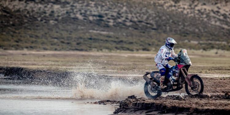 Maciej Giemza na trasie X etapu Rajdu Dakar / Facebook Orlen team