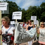 09.08.2017 Kielce. Protest personelu i pacjentów PAKS ze Starachowic przed NFZ w Kielcach. / Marzena Mąkosa / Radio Kielce