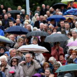 19.09.2017 Kielce. Uroczystości pogrzebowe biskupa Kazimierza Ryczana. Wierni na Placu Jana Pawła II / Marzena Mąkosa / Radio Kielce