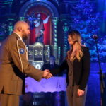 III Festiwal Kolęd i Pastorałek "Żołnierskie kolędowanie" w kościele garnizonowym. Na zdjęciu: płk. Paweł Chabielski oraz Karolina Gozdek / Marzena Mąkosa / Radio Kielce