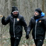 Trening Korony Kielce na Stadionie Leśnym. Po prawej Gino Lettieri / Marzena Mąkosa / Radio Kielce