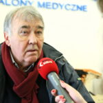 Przekazanie wózka dla Zbigniewa Mondzika. Na zdjęciu: Włodzimierz Rezner / Marzena Mąkosa / Radio Kielce