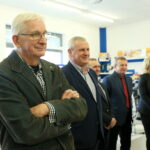 Przekazanie wózka dla Zbigniewa Mondzika. Na zdjęciu: Zbigniew Batorski / Marzena Mąkosa / Radio Kielce