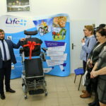 Przekazanie wózka dla Zbigniewa Mondzika. Na zdjęciu: Dariusz Legieta - Prezes Zarządu firmy Life+ / Marzena Mąkosa / Radio Kielce