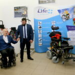 Przekazanie wózka dla Zbigniewa Mondzika. Na zdjęciu: Zbigniew Mondzik i Dariusz Legieta / Marzena Mąkosa / Radio Kielce