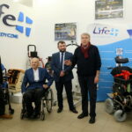 Przekazanie wózka dla Zbigniewa Mondzika. Na zdjęciu: Zbigniew Batorski, Zbigniew Mondzik, Dariusz Legieta i Włodzimierz Rezner / Marzena Mąkosa / Radio Kielce