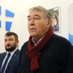 Przekazanie wózka dla Zbigniewa Mondzika. Na zdjęciu: Włodzimierz Rezner / Marzena Mąkosa / Radio Kielce