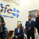 Przekazanie wózka dla Zbigniewa Mondzika. Na zdjęciu: Zbigniew Batorski, Zbigniew Mondzik, Dariusz Legieta i Włodzimierz Rezner / Marzena Mąkosa / Radio Kielce