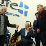 Przekazanie wózka dla Zbigniewa Mondzika. Zbigniew Batorski, Zbigniew Mondzik, Dariusz Legieta i Włodzimierz Rezner / Marzena Mąkosa / Radio Kielce