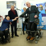 Przekazanie wózka dla Zbigniewa Mondzika. Na zdjęciu: Zbigniew Mondzik, Włodzimierz Rezner i Zbigniew Batorski / Marzena Mąkosa / Radio Kielce