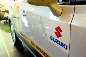 Podpisanie umowy pomiędzy Korona S.A. i Suzuki Motor Poland sp. z o.o. / Marzena Mąkosa / Radio Kielce