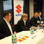 Podpisanie umowy pomiędzy Korona S.A. i Suzuki Motor Poland sp. z o.o. Dominic Niehoff - dyrektor operacyjny marketingu Korona S.A., Krzysztof Zając - prezes zarządu Korona S.A., Piotr Dulnik - prezes zarządu Suzuki Motor Poland sp. z o.o., Mikołaj Matsumoto - dyrektor marketingu Suzuki Motor Poland sp. z o.o. / Marzena Mąkosa / Radio Kielce