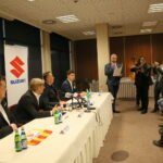Podpisanie umowy pomiędzy Korona S.A. i Suzuki Motor Poland sp. z o.o. Dominic Niehoff - dyrektor operacyjny marketingu Korona S.A., Krzysztof Zając - prezes zarządu Korona S.A., Piotr Dulnik - prezes zarządu Suzuki Motor Poland sp. z o.o., Mikołaj Matsumoto - dyrektor marketingu Suzuki Motor Poland sp. z o.o. / Marzena Mąkosa / Radio Kielce