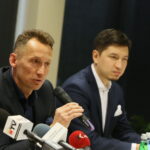 Podpisanie umowy pomiędzy Korona S.A. i Suzuki Motor Poland sp. z o.o. Piotr Dulnik - prezes zarządu Suzuki Motor Poland sp. z o.o., Mikołaj Matsumoto - dyrektor marketingu Suzuki Motor Poland sp. z o.o. / Marzena Mąkosa / Radio Kielce