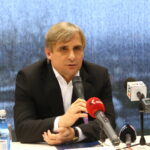 Podpisanie umowy pomiędzy Korona S.A. i Suzuki Motor Poland sp. z o.o. Krzysztof Zając - prezes zarządu Korona S.A. / Marzena Mąkosa / Radio Kielce