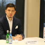 Podpisanie umowy pomiędzy Korona S.A. i Suzuki Motor Poland sp. z o.o. Mikołaj Matsumoto - dyrektor marketingu Suzuki Motor Poland sp. z o.o. / Marzena Mąkosa / Radio Kielce