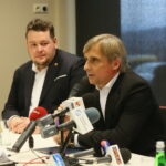 Podpisanie umowy pomiędzy Korona S.A. i Suzuki Motor Poland sp. z o.o. Dominic Niehoff - dyrektor operacyjny marketingu Korona S.A., Krzysztof Zając - prezes zarządu Korona S.A. / Marzena Mąkosa / Radio Kielce