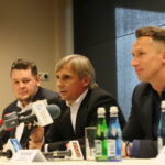 Podpisanie umowy pomiędzy Korona S.A. i Suzuki Motor Poland sp. z o.o. Dominic Niehoff - dyrektor operacyjny marketingu Korona S.A., Krzysztof Zając - prezes zarządu Korona S.A., Piotr Dulnik - prezes zarządu Suzuki Motor Poland sp. z o.o. / Marzena Mąkosa / Radio Kielce