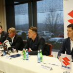 Podpisanie umowy pomiędzy Korona S.A. i Suzuki Motor Poland sp. z o.o. Dominic Niehoff - dyrektor operacyjny marketingu Korona S.A., Krzysztof Zając - prezes zarządu Korona S.A., Piotr Dulnik - prezes zarządu Suzuki Motor Poland sp. z o.o., Mikołaj Matsumoto - dyrektor marketingu Suzuki Motor Poland sp. z o.o. / Marzena Mąkosa / Radio Kielce