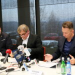 Podpisanie umowy pomiędzy Korona S.A. i Suzuki Motor Poland sp. z o.o. Dominic Niehoff - dyrektor operacyjny marketingu Korona S.A., Krzysztof Zając - prezes zarządu Korona S.A., Piotr Dulnik - prezes zarządu Suzuki Motor Poland sp. z o.o. / Marzena Mąkosa / Radio Kielce