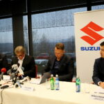 Podpisanie umowy pomiędzy Korona S.A. i Suzuki Motor Poland sp. z o.o. Dominic Niehoff - dyrektor operacyjny marketingu Korona S.A., Krzysztof Zając - prezes zarządu Korona S.A., Piotr Dulnik - prezes zarządu Suzuki Motor Poland sp. z o.o., Mikołaj Matsumoto - dyrektor marketingu Suzuki Motor Poland sp. z o.o. / Marzena Mąkosa / Radio Kielce