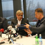 Podpisanie umowy pomiędzy Korona S.A. i Suzuki Motor Poland sp. z o.o. Dominic Niehoff - dyrektor operacyjny marketingu Korona S.A., Krzysztof Zając - prezes zarządu Korona S.A., Piotr Dulnik - prezes zarządu Suzuki Motor Poland sp. z o.o. / Marzena Mąkosa / Radio Kielce