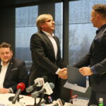 Podpisanie umowy pomiędzy Korona S.A. i Suzuki Motor Poland sp. z o.o. Dominic Niehoff - dyrektor operacyjny marketingu Korona S.A., Krzysztof Zając - prezes zarządu Korona S.A., Piotr Dulnik - prezes zarządu Suzuki Motor Poland sp. z o.o. / Marzena Mąkosa / Radio Kielce